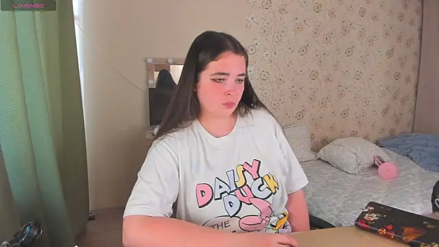 Snapshot of Alice_next_door chatting on June 15, 1:24 pm Alice next door online show from June 15, 1:24 pm