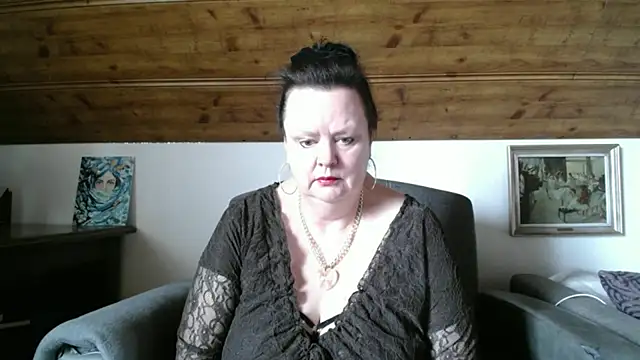 Snapshot of TiffanyMature chatting on May 5, 8:11 am TiffanyMature online show from May 5, 8:11 am