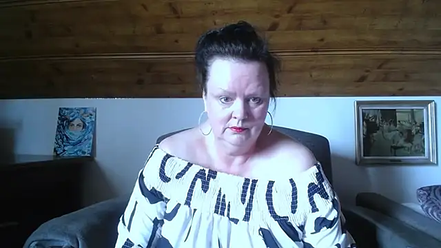 Snapshot of TiffanyMature chatting on May 20, 2:01 pm TiffanyMature online show from May 20, 2:01 pm