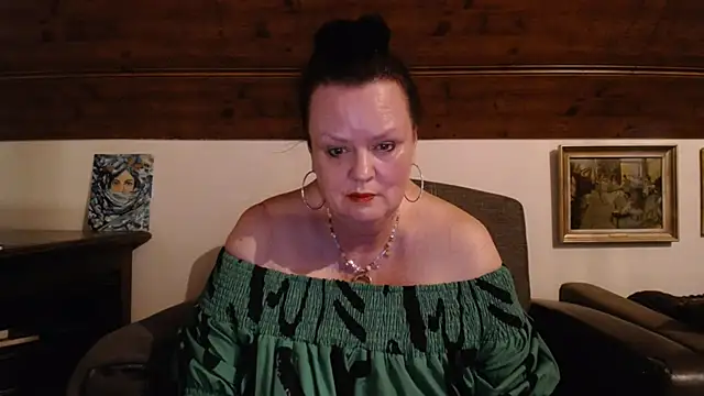 Snapshot of TiffanyMature chatting on May 25, 8:15 pm TiffanyMature online show from May 25, 8:15 pm
