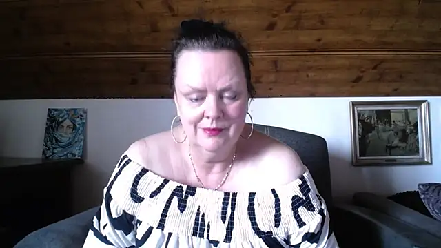 Snapshot of TiffanyMature chatting on June 9, 5:24 pm TiffanyMature online show from June 9, 5:24 pm