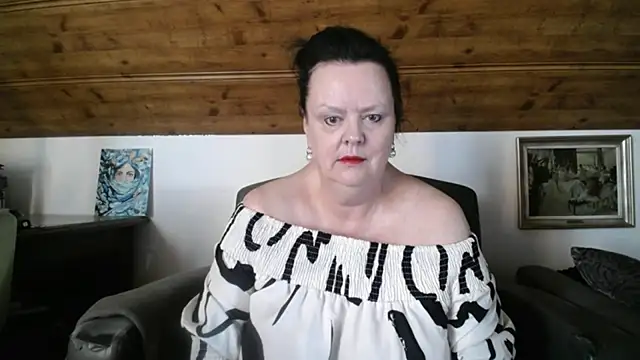 Snapshot of TiffanyMature chatting on June 17, 7:11 am TiffanyMature online show from June 17, 7:11 am