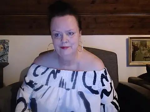 Snapshot of TiffanyMature chatting on June 27, 8:03 pm TiffanyMature online show from June 27, 8:03 pm