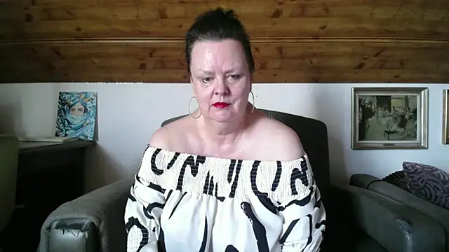Snapshot of TiffanyMature chatting on July 4, 8:20 am TiffanyMature online show from July 4, 8:20 am