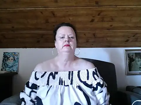 Snapshot of TiffanyMature chatting on July 21, 3:03 pm TiffanyMature online show from July 21, 3:03 pm