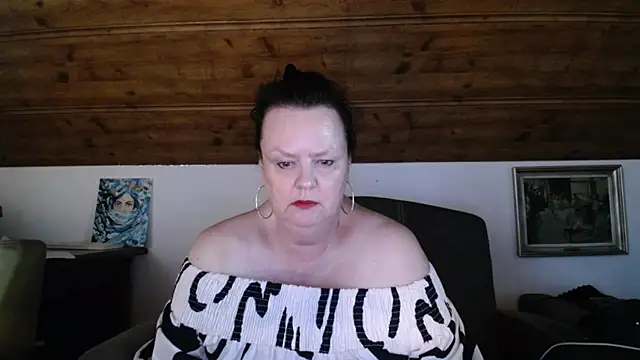 Snapshot of TiffanyMature chatting on July 28, 5:12 pm TiffanyMature online show from July 28, 5:12 pm