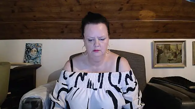 Snapshot of TiffanyMature chatting on July 31, 4:39 pm TiffanyMature online show from July 31, 4:39 pm