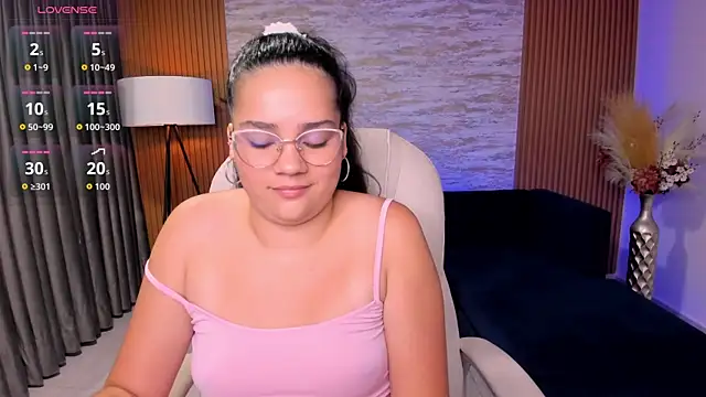 Snapshot of karlie_small chatting on July 28, 3:24 am karlie small online show from July 28, 3:24 am