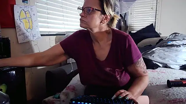 Snapshot of PremiumKitty chatting on February 2, 1:04 am PremiumKitty online show from February 2, 1:04 am