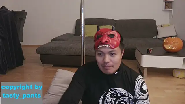 Snapshot of Tasty_pants chatting on October 31, 8:21 pm Tasty pants online show from October 31, 8:21 pm