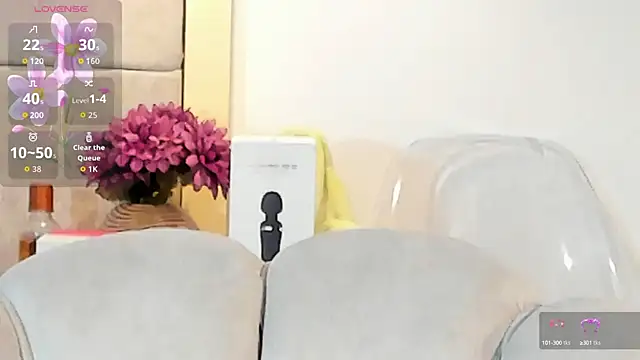 Snapshot of VioletHilton chatting on September 12, 8:20 pm VioletHilton online show from September 12, 8:20 pm