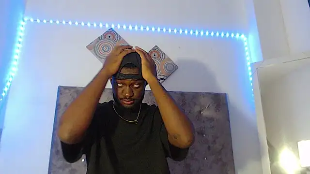 Snapshot of eebony_stallion chatting on May 17, 9:22 pm eebony stallion online show from May 17, 9:22 pm