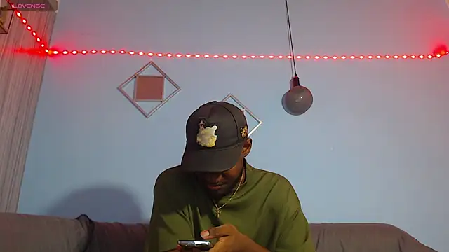 Snapshot of eebony_stallion chatting on May 25, 6:36 pm eebony stallion online show from May 25, 6:36 pm