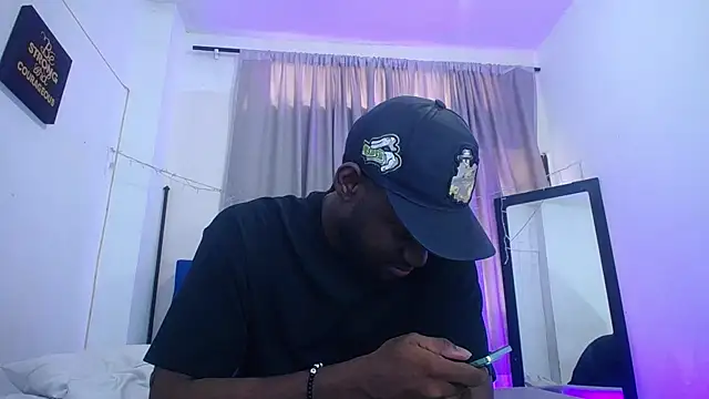 Snapshot of eebony_stallion chatting on June 2, 7:38 pm eebony stallion online show from June 2, 7:38 pm