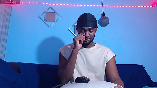Snapshot of eebony_stallion chatting on June 4, 3:23 am eebony stallion online show from June 4, 3:23 am