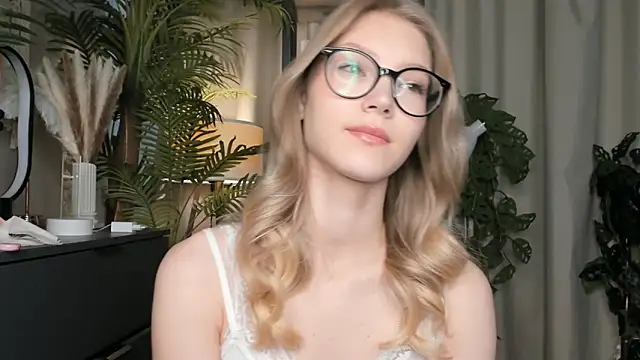 Snapshot of ChinBonnell chatting on September 12, 5:51 am ChinBonnell online show from September 12, 5:51 am