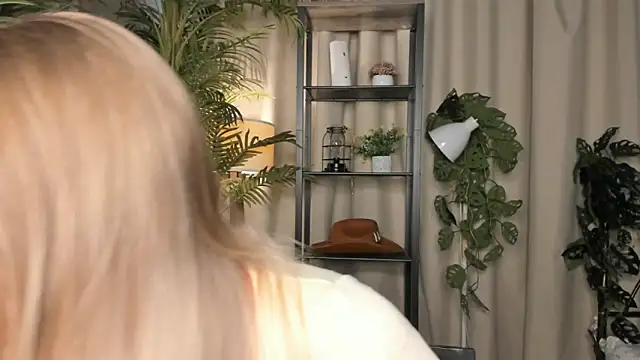 Snapshot of ChinBonnell chatting on September 28, 5:57 am ChinBonnell online show from September 28, 5:57 am