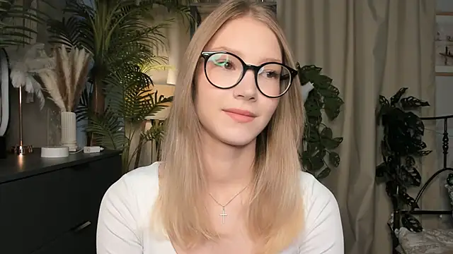 Snapshot of ChinBonnell chatting on October 16, 4:46 am ChinBonnell online show from October 16, 4:46 am