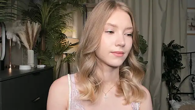 Snapshot of ChinBonnell chatting on October 17, 5:43 am ChinBonnell online show from October 17, 5:43 am