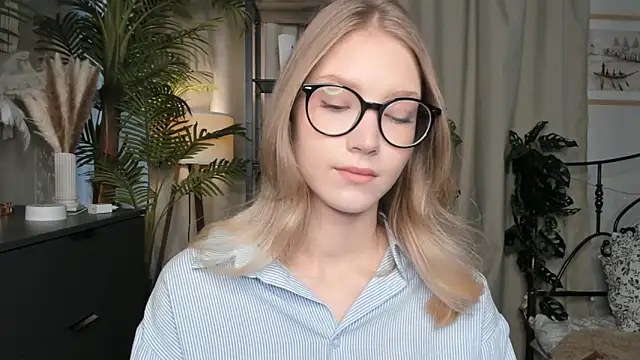 Snapshot of ChinBonnell chatting on October 18, 5:43 am ChinBonnell online show from October 18, 5:43 am