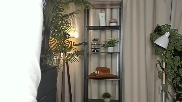 Snapshot of ChinBonnell chatting on November 19, 6:02 am ChinBonnell online show from November 19, 6:02 am