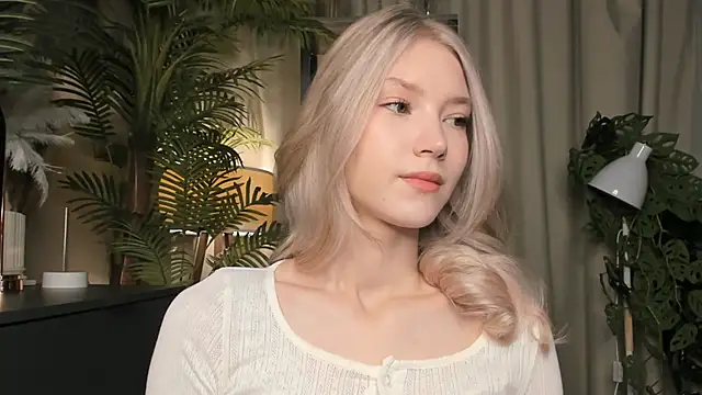 Snapshot of ChinBonnell chatting on December 3, 5:48 am ChinBonnell online show from December 3, 5:48 am