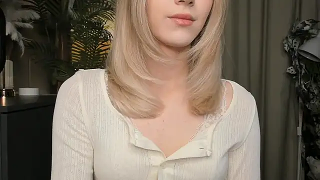 Snapshot of ChinBonnell chatting on December 15, 5:44 am ChinBonnell online show from December 15, 5:44 am