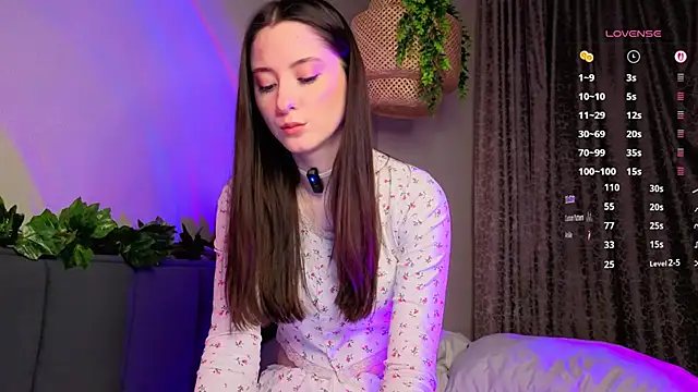 Snapshot of KayleeAgney chatting on December 5, 5:42 pm KayleeAgney online show from December 5, 5:42 pm