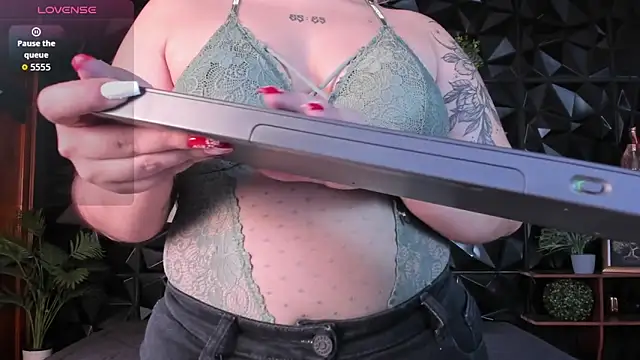 April  foxx online show from December 5, 2:14 pm