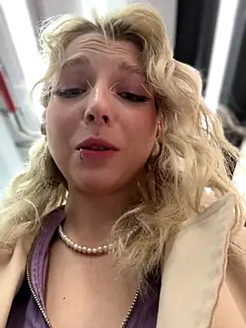 Snapshot of EveLittleSinner chatting on September 21, 9:00 am EveLittleSinner online show from September 21, 9:00 am