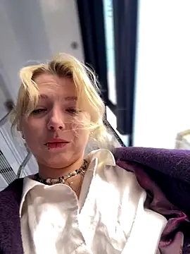 Snapshot of EveLittleSinner chatting on September 28, 8:42 am EveLittleSinner online show from September 28, 8:42 am