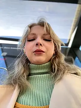 Snapshot of EveLittleSinner chatting on October 8, 9:18 am EveLittleSinner online show from October 8, 9:18 am