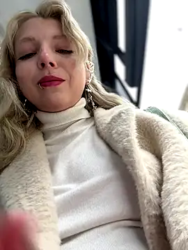 Snapshot of EveLittleSinner chatting on October 12, 8:46 am EveLittleSinner online show from October 12, 8:46 am