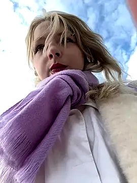 Snapshot of EveLittleSinner chatting on October 21, 11:22 am EveLittleSinner online show from October 21, 11:22 am