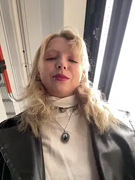 Snapshot of EveLittleSinner chatting on October 28, 10:41 am EveLittleSinner online show from October 28, 10:41 am