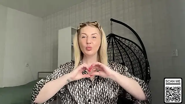 Blondie xoxoxo online show from April 29, 9:35 am