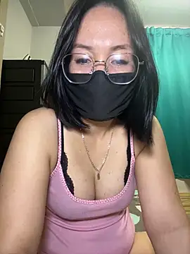 Snapshot of melyiaaa chatting on December 22, 2:47 pm melyiaaa online show from December 22, 2:47 pm