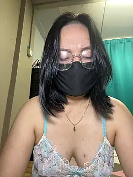 Snapshot of melyiaaa chatting on February 7, 3:38 pm melyiaaa online show from February 7, 3:38 pm