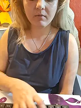 Snapshot of qSensi chatting on October 25, 12:18 am qSensi online show from October 25, 12:18 am