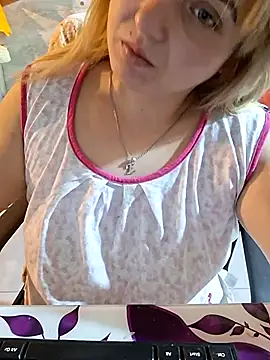 Snapshot of qSensi chatting on November 21, 11:25 pm qSensi online show from November 21, 11:25 pm