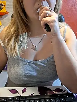 Snapshot of qSensi chatting on December 2, 2:39 am qSensi online show from December 2, 2:39 am