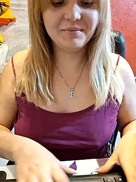 Snapshot of qSensi chatting on December 2, 9:21 pm qSensi online show from December 2, 9:21 pm