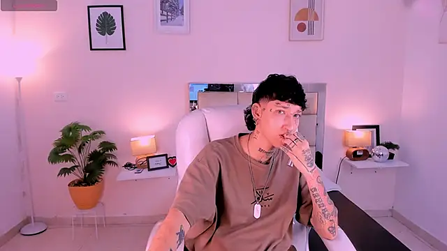 Snapshot of Luci_Rose chatting on September 27, 2:27 am Luci Rose online show from September 27, 2:27 am