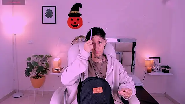 Snapshot of Luci_Rose chatting on October 18, 3:09 am Luci Rose online show from October 18, 3:09 am