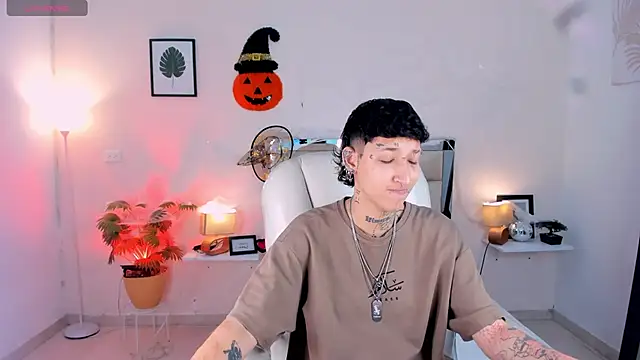 Snapshot of Luci_Rose chatting on October 21, 2:12 am Luci Rose online show from October 21, 2:12 am