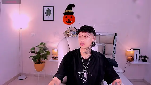 Snapshot of Luci_Rose chatting on October 30, 2:46 am Luci Rose online show from October 30, 2:46 am