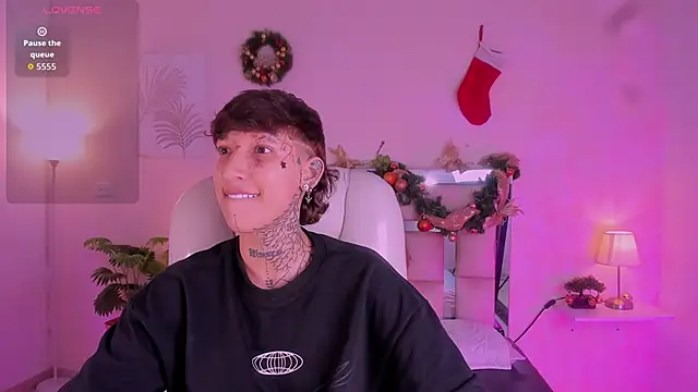 Snapshot of Luci_Rose chatting on November 30, 2:48 am Luci Rose online show from November 30, 2:48 am