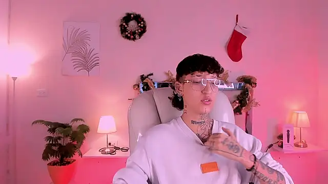 Snapshot of Luci_Rose chatting on December 2, 3:34 am Luci Rose online show from December 2, 3:34 am