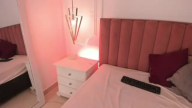 Tessa Sinclaire online show from June 3, 8:25 pm