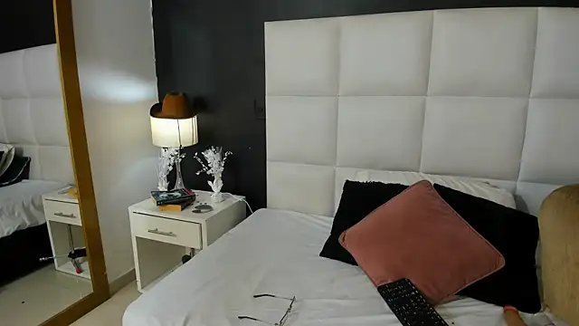 Tessa Sinclaire online show from July 7, 8:24 pm